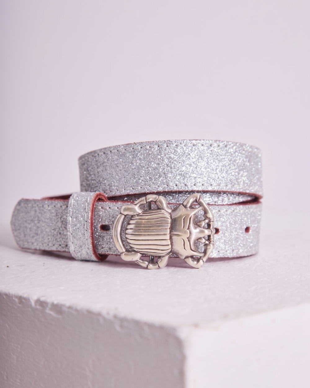 Focus sur la maille pailletée scintillante de la ceinture en lurex argent.