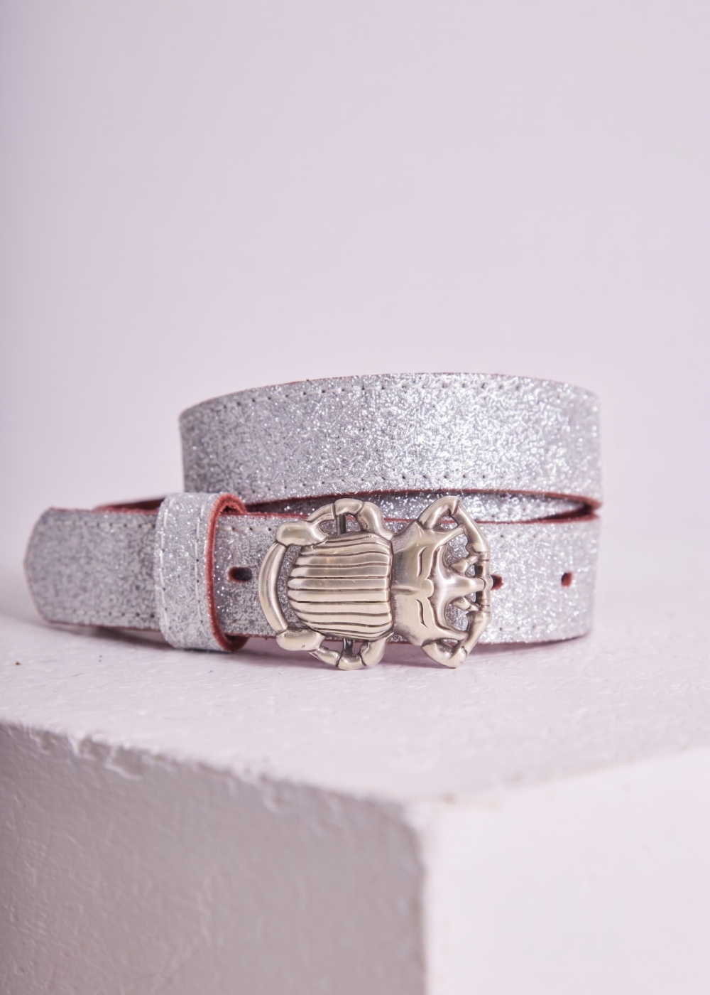 Focus sur la maille pailletée scintillante de la ceinture en lurex argent.