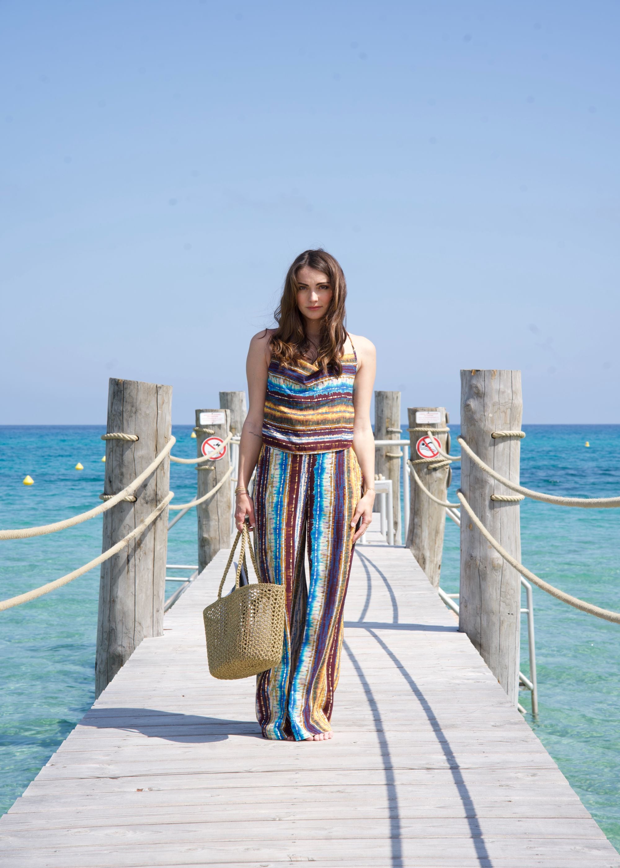 Ensemble d'été fluide avec top à encolure drapée et pantalon large pour femme.