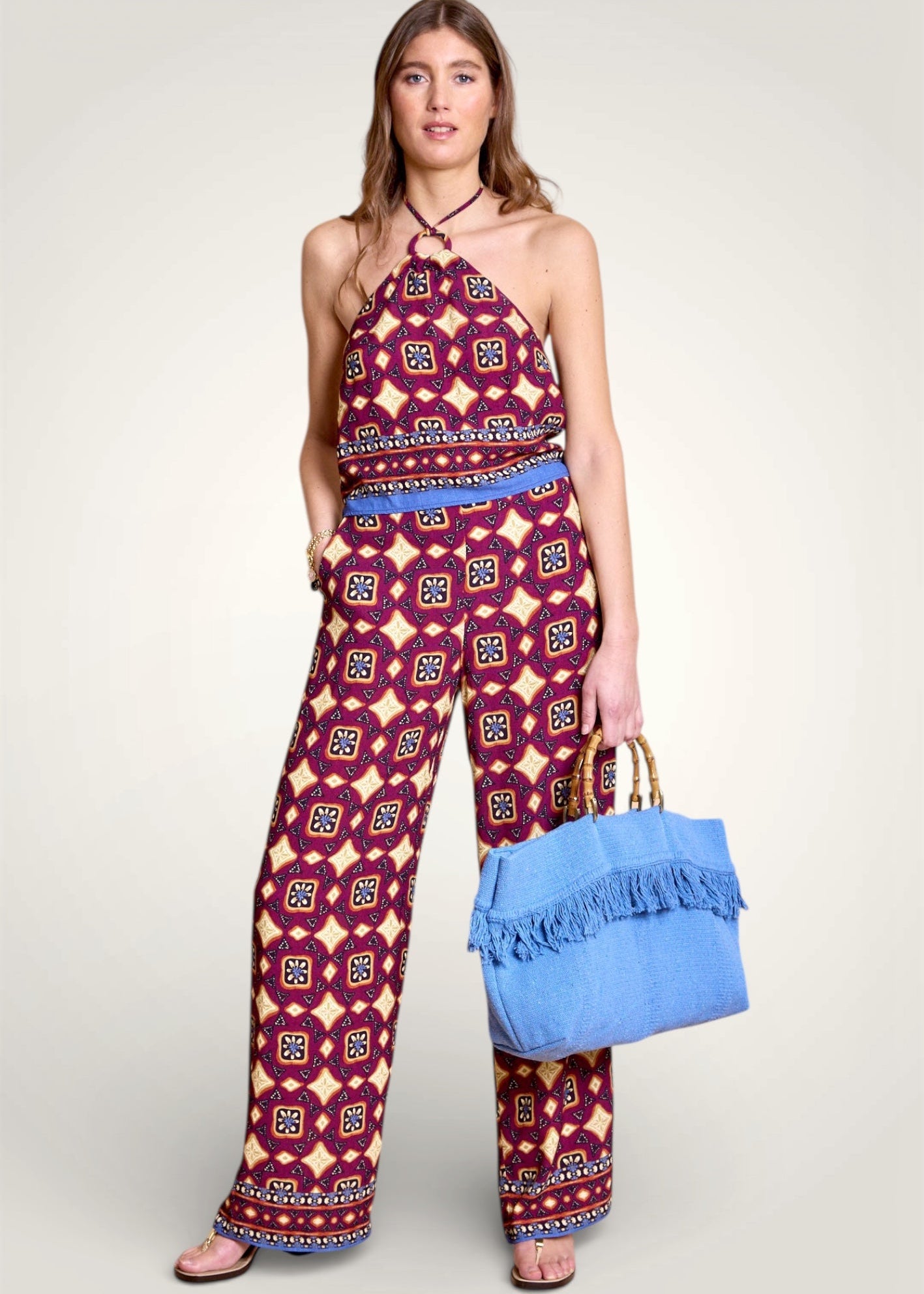 Ensemble d'été fluide avec top à encolure anneau et pantalon large pour femme. Vue de face, studio.