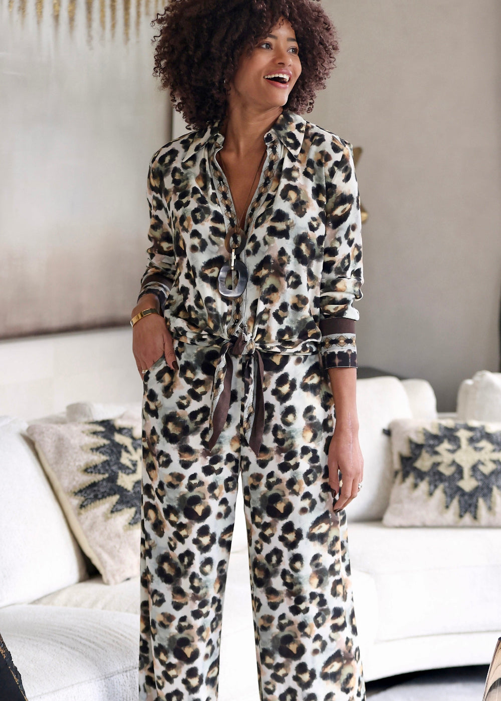 Ensemble fluide chemise et pantalon large motif léopard pour femme.