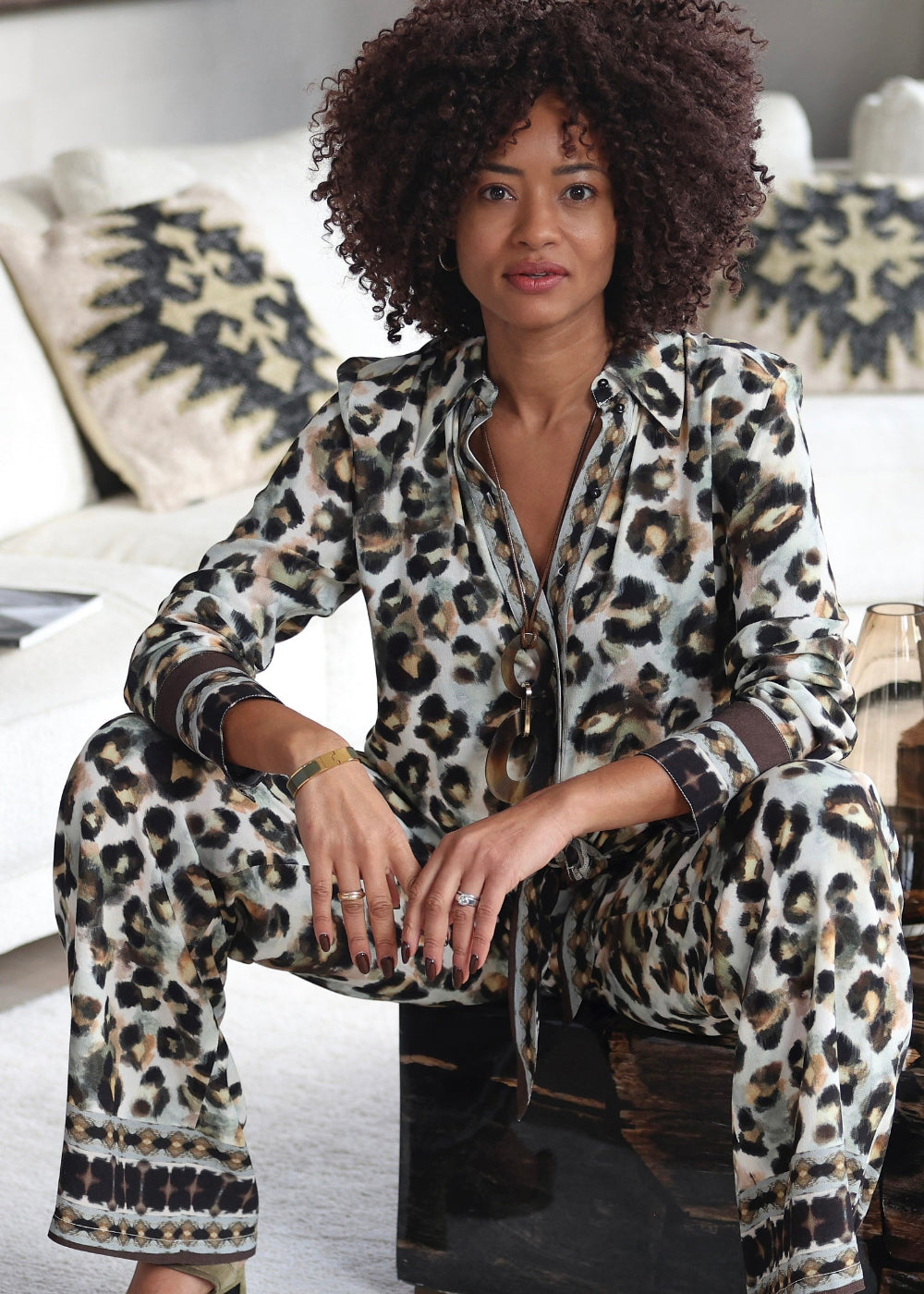 Ensemble fluide chemise et pantalon large motif léopard pour femme vue assise de face.