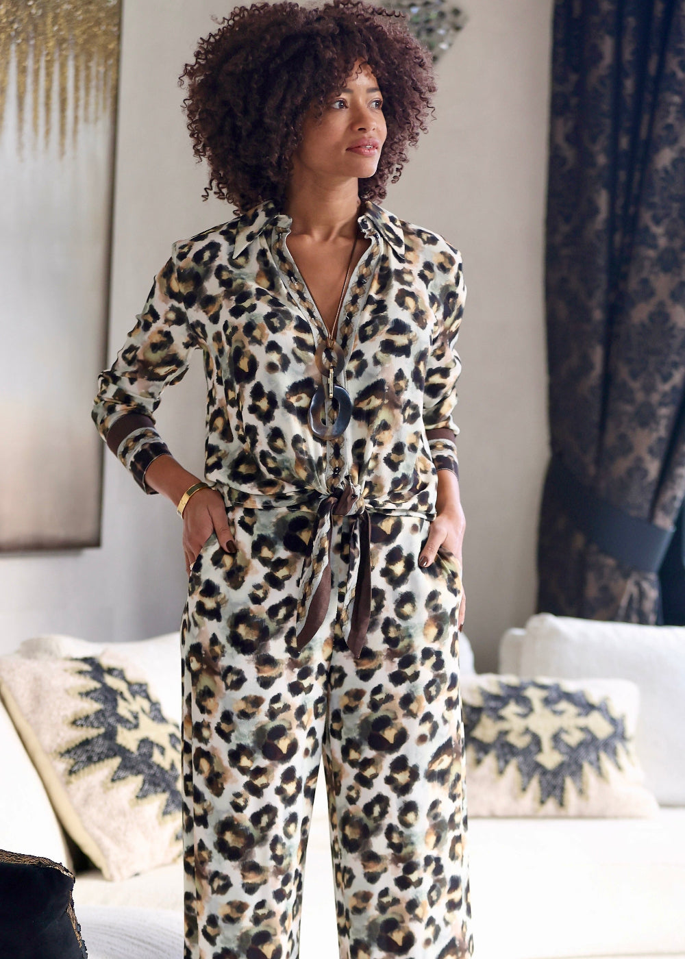 Ensemble fluide chemise et pantalon large motif léopard pour femme vue de devant debout.