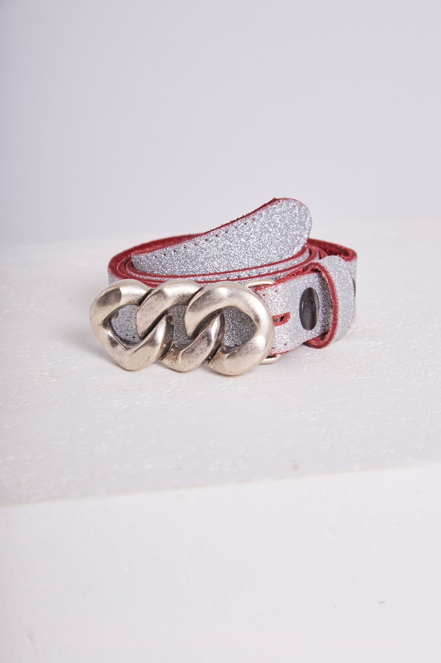 Ceinture fine pour femme en lurex brillant de couleur argent. 