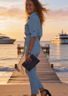 Combinaison en jean pastel pour femme couleur bleu ciel portée de profil.