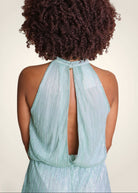 Combinaison de cérémonie en lurex plissé vert aqua avec emmanchures américaines portée de dos.