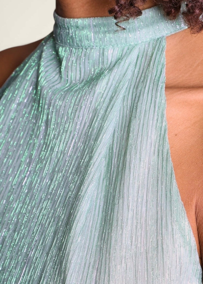Gros plan sur la texture scintillante du tissu plissé de couleur Vert aqua.