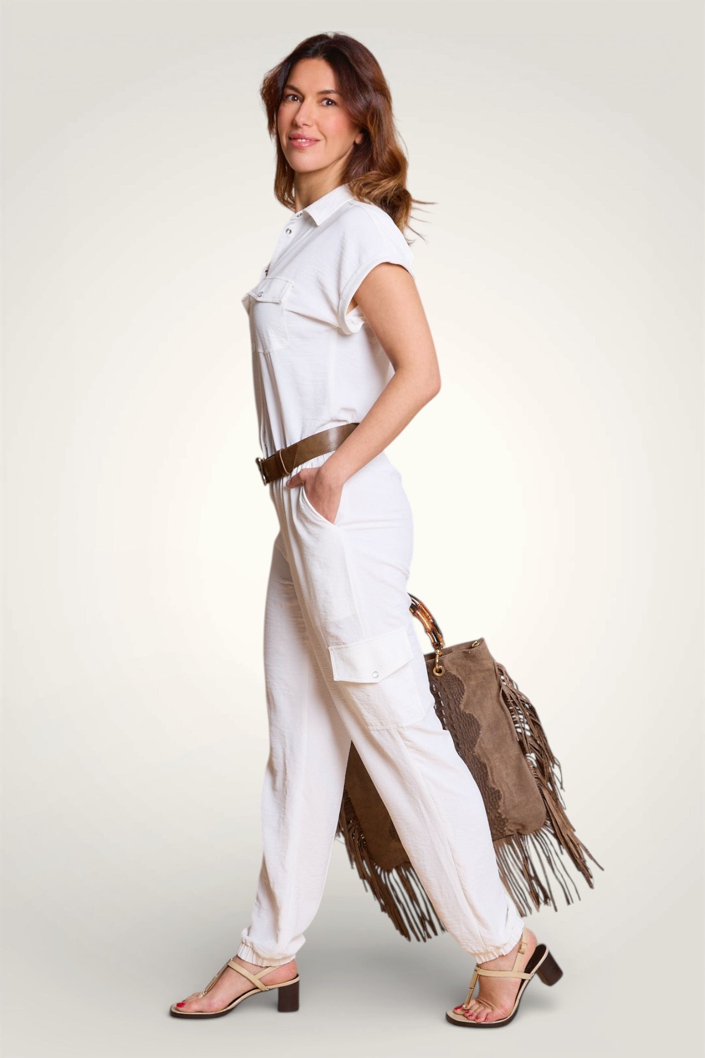 Silouhette de la combinaison pantalon fluide avec taille élastiquée et ceinture.