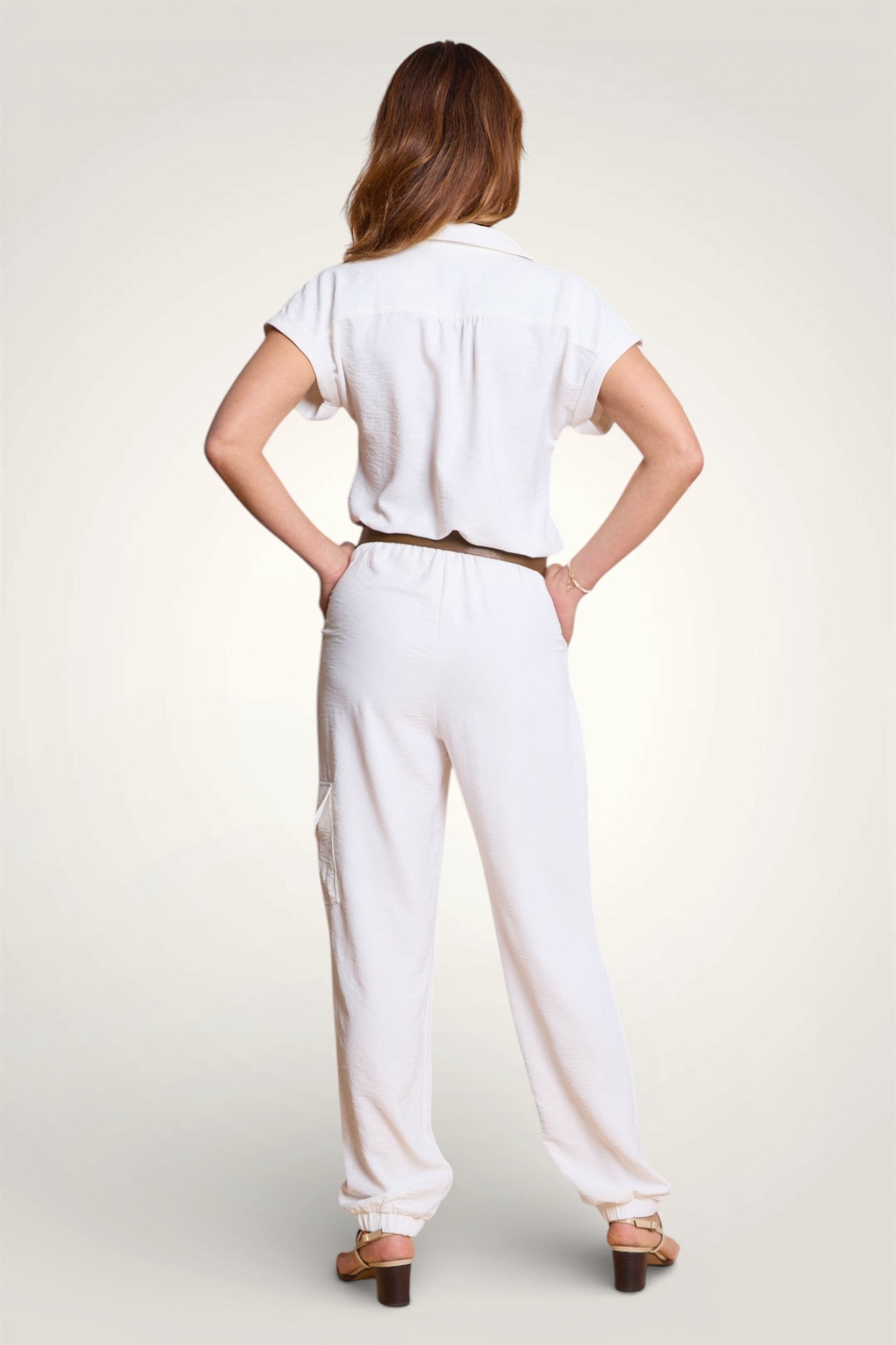 Dos de la combinaison pantalon fluide avec taille élastiquée et ceinture.