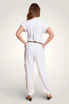 Dos de la combinaison pantalon fluide avec taille élastiquée et ceinture.
