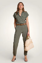 Combinaison pantalon style safari couleur lichen portée de face par un mannequin.