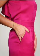 Détail rapproché sur la taille marquée et la finition des poches italiennes. Coloris pivoine.