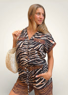Combishort style safari rock pour femme avec fermeture à pressions portée de face. Studio, zèbre.