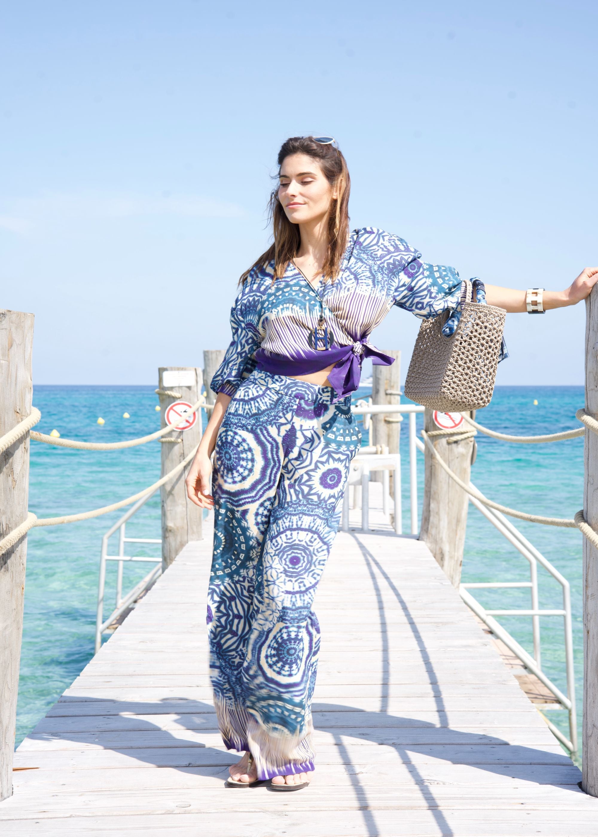 Ensemble fluide style hippie chic avec haut cache-cœur et pantalon large pour femme.