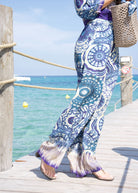 Vue en mouvement mettant en valeur la silhouette décontractée et la fluidité du pantalon large.