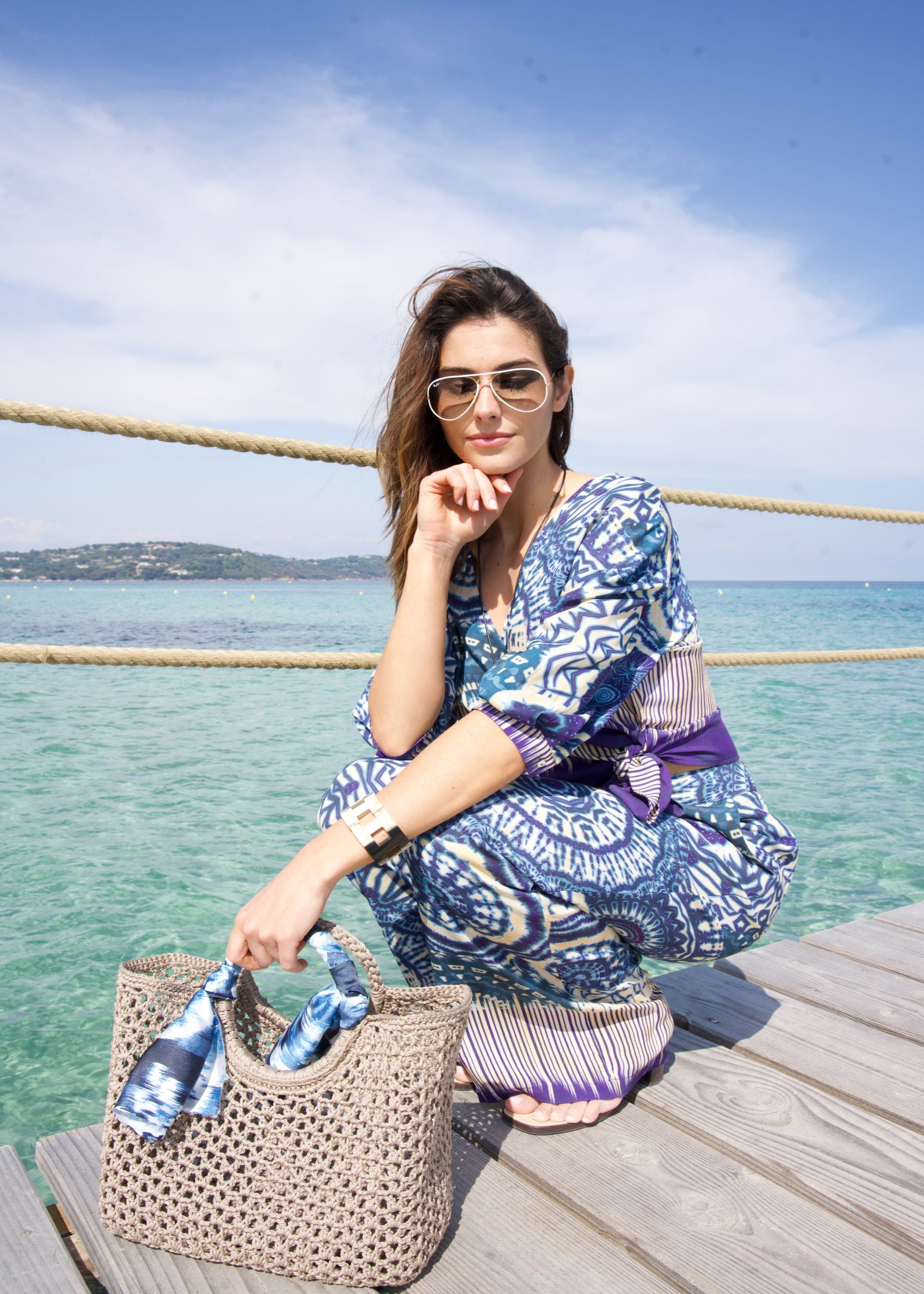 Ensemble fluide style hippie chic avec haut cache-cœur et pantalon large pour femme. Vue assise lifestyle.
