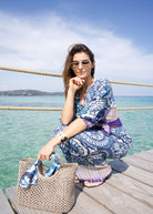 Ensemble fluide style hippie chic avec haut cache-cœur et pantalon large pour femme. Vue assise lifestyle.