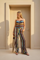 Ensemble d'été fluide avec top à encolure drapée et pantalon large pour femme.