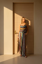 Ensemble d'été fluide avec top à encolure drapée et pantalon large pour femme vue de face.