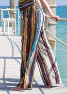 Détail rapproché de l'imprimé rayures multicolores style tie and dye aux tons épicés.