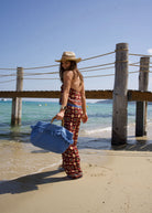 Dos nu sensuel de l'ensemble Cuba avec liens en viscose à nouer derrière le cou. Lifestyle.
