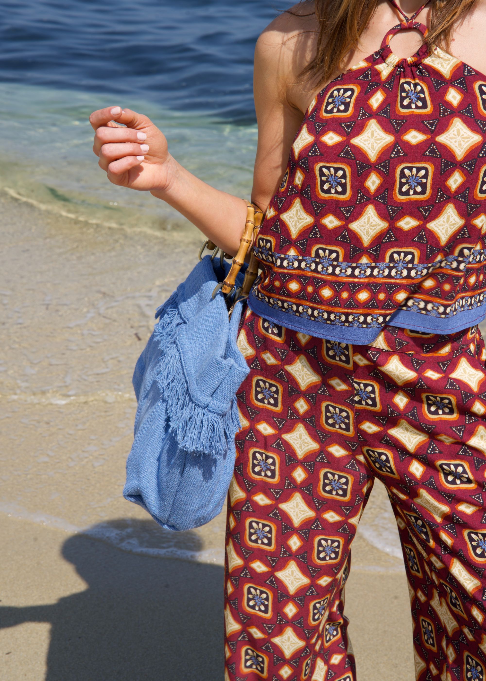 Gros plan sur la maille fine et légère de la viscose écoresponsable Écovero. Vue lifestyle plage.