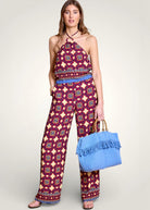 Ensemble d'été fluide avec top à encolure anneau et pantalon large pour femme. Vue de face, studio.