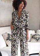 Ensemble fluide chemise et pantalon large motif léopard pour femme.