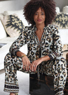 Ensemble fluide chemise et pantalon large motif léopard pour femme vue assise de face.