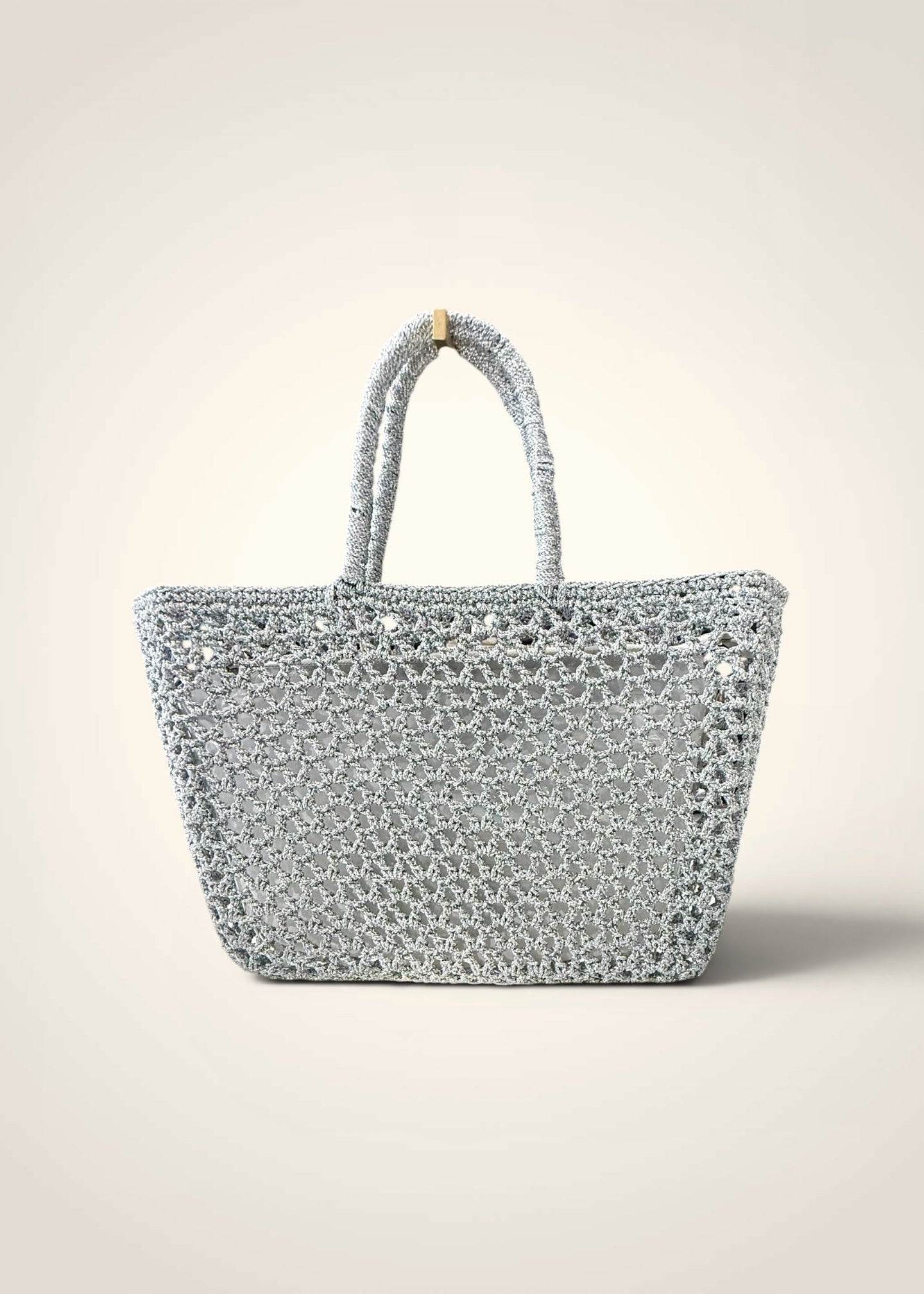 Sac en crochet lurex argent pour femme vue de face.