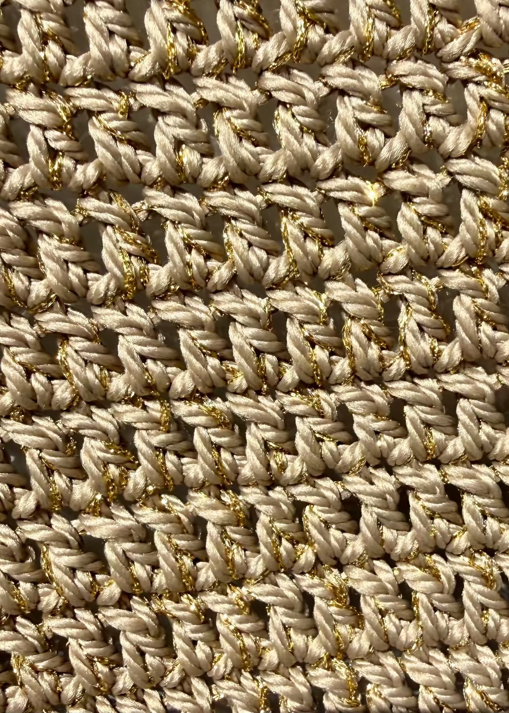 Zoom matière du sac lurex crochet taupe gold. 