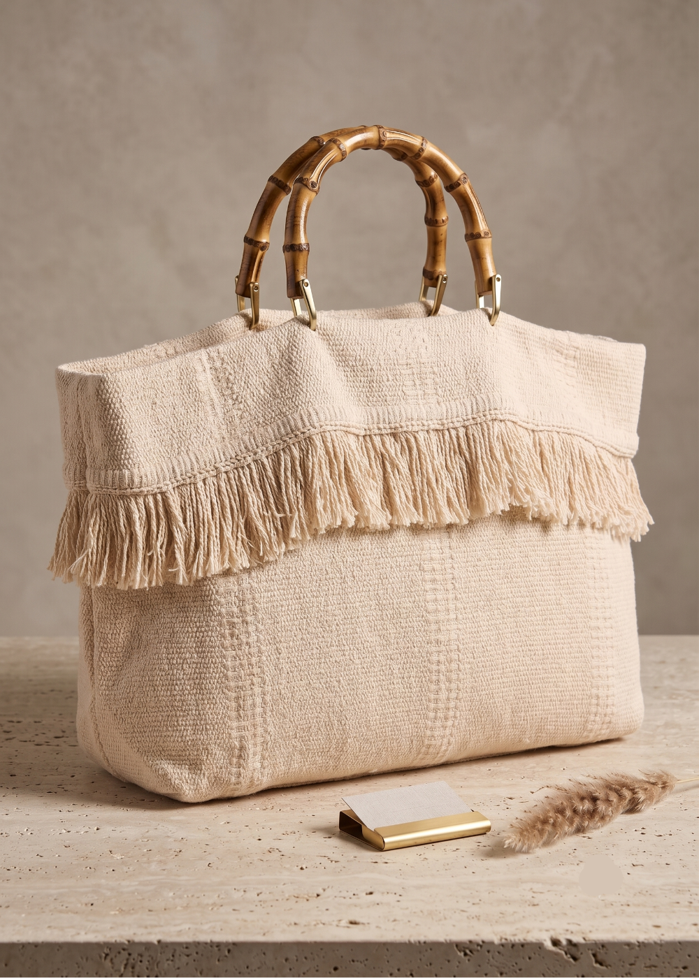 Sac de plage pour femme à franges couleur écru vue de face.